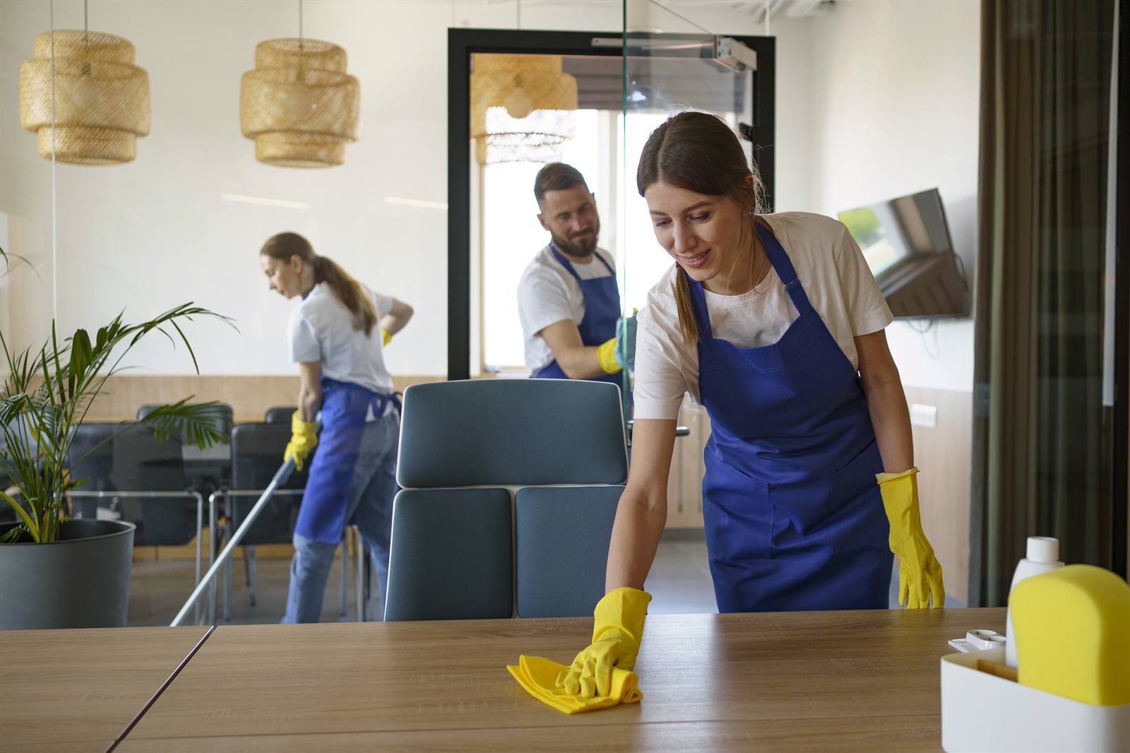 Güney Cleaning ekibi ofis ortamında temizlik çalışması